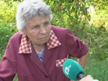 Деца пребиха и ограбиха баба