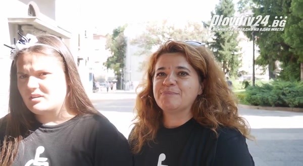 Пловдивски майки се събраха до Община Пловдив в подкрепа на