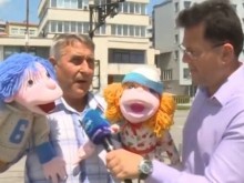 Абсурди из България: Мъж пее на светофар, за да го накара да светне