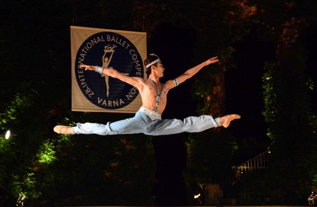 Международният балетен конкурс бе открит в Летния театър вчера от