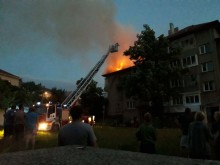 Пожар изпепели триетажна къща, спасиха хората
