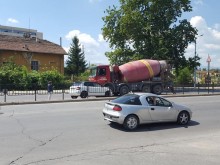 Шофьорка се натресе в насрещното до автогара "Юг", заби се в бетоновоз