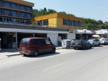 Автомобил се заби в магазин, момиченце пострада