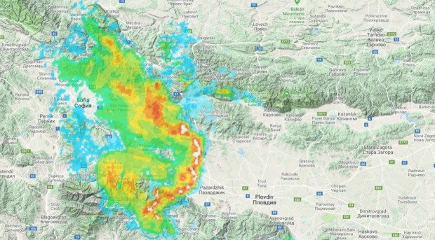 Голяма градоносна буря се движи към Пловдив от запад Това