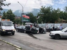 Джип се обърна по таван при тежка катастрофа в столицата