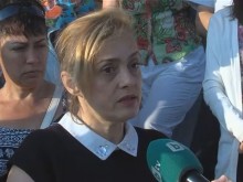 Протест в защита на директорката, отказала да приеме ромски деца в училище