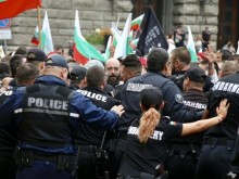 Протестиращи животновъди се опитаха да нахлуят в Министерски съвет