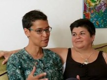 Джендърите Кристина и Мариама въртят баници и пълнят чушки в Паламарца