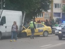 Пиян таксиджия се вряза в бус