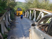 Заседнал автобус затвори пътя за Струпешкия манастир
