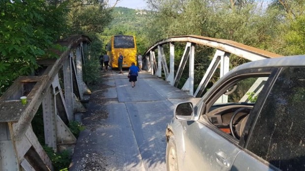 bTV
Заседнал автобус затвори пътя към Струпешкия манастир Св. Пророк Илия