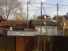 Стълб от уличното осветление вграден в къща в Пловдив!