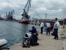 Труп на мъж изплува до Морска гара в Бургас! Районът почерня от полиция