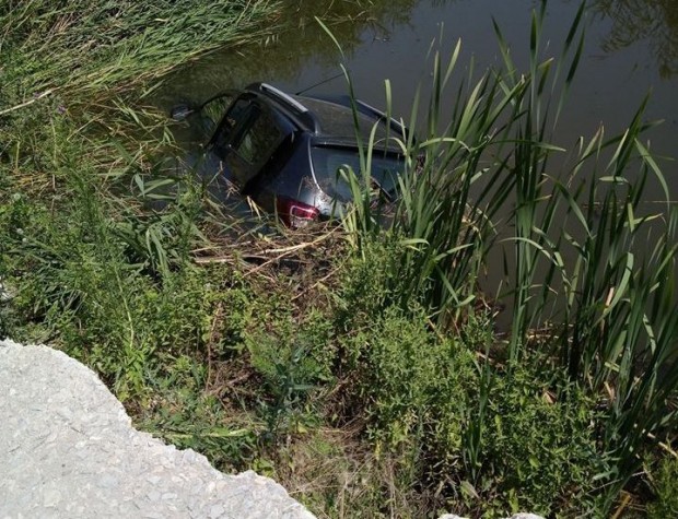 Varna24 bg Кола е паднала вчера по обед в тресавище което