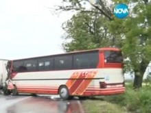 Диващина по български! Млад мъж препречи пътя на автобус, наръга шофьора с нож!