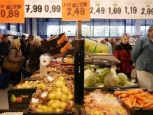 Известен хипермаркет пусна оферти за касиер-продавачи с над 1000 лева заплата