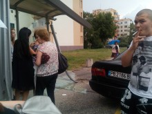 Внезапно озовал се на мястото: Този шофьор се вряза в спирката в Пловдив, едната жена я поливаха с вода!