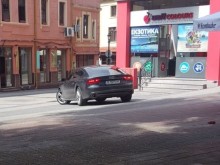 Варненска кола с умопомрачителни маневри в пешеходната зона до Джумаята