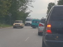 Кола застина перпендикулярно след сблъсък, едното платно е затворено