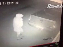Бургаско семейство изтръпна! За малко да се засече с крадец-спайдърмен, задигнал дори пъпчето на детето им!
