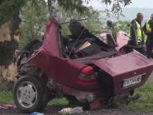 Ужасяващи кадри! Мерцедесът абсолютно неузнаваем, смъртта е била неизбежна!