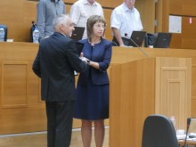 Съпругът на починалата директорка на Руската прие грамота и плакет
