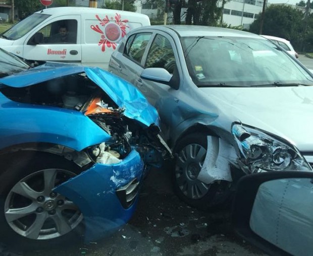 Фейсбук Катастрофа между два автомобила затруднява движението на кръстовището на