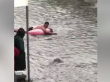 Уникално видео! Дъждът изобщо не притеснява туристите в Созопол! Улиците станаха аквапарк!