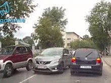 Мила родна картинка: Шофьор засне с две различни камери как го блъскат!