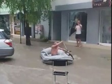 Уникално! Варненец се пусна по наводнена улица с лодка след пороя снощи