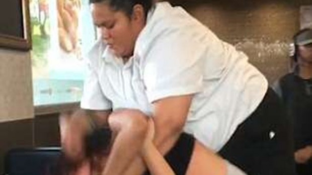 Шокиращо видео как служителка в Макдоналдс пребива и премята мята