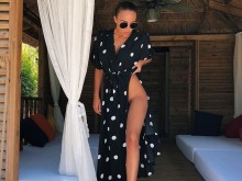 Николета повдигна полата, за да покаже, че не носи бельо (18+)
