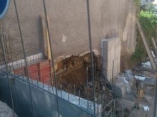 Рухна стена на къща на Бунарджика