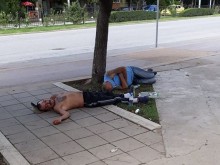 Мъже се насвяткаха до козирката и заспаха на тротоар в Кючука