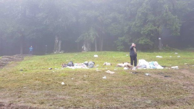 Ден след събора на левицата на Бузлуджа, големи количества боклуци остават.Корнелия