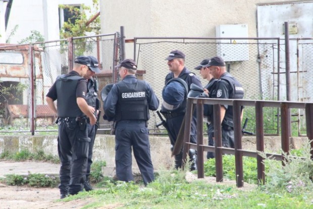 Мащабна полицейска операция протича на територията на двете ромски махали