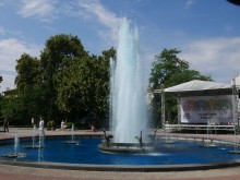 Фонтанът пред община Пловдив бликна в синьо
