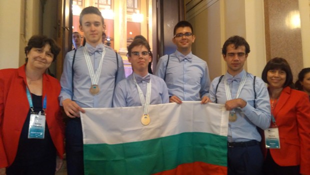 Българските ученици от националния отбор по химия завоюваха златен, сребърен