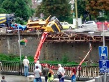 Тежка строителна техника падна в Янтра