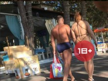 Пищна дама се разхожда само по въженце из Слънчака! (18+)