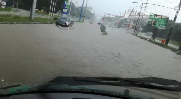 Varna24.bg. Читатели ни изпратиха кадри от наводнения булевард Сливница след дъжда, който