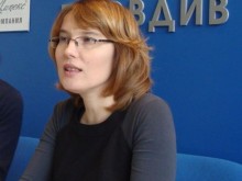 Деца се барикадираха в семейната сладкарница след зловеща закана от лелята