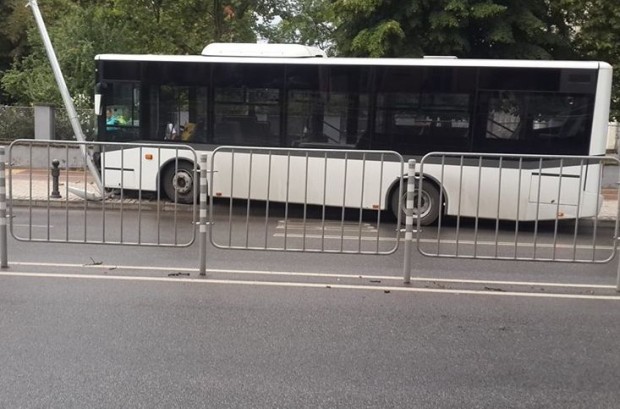 Автобус от градския транспорт се заби в уличен стълб в