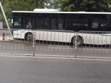 Автобус от градския транспорт се заби в уличен стълб в Пловдив!