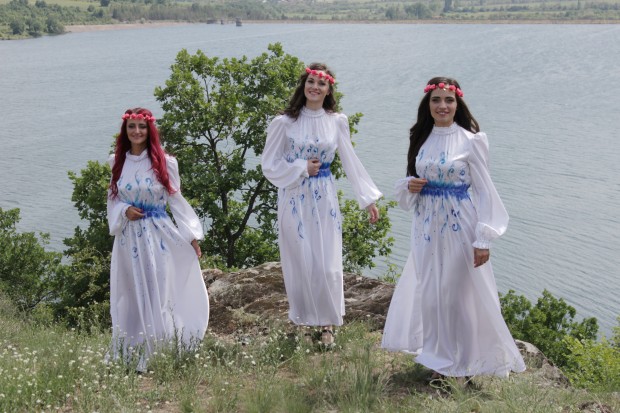 Нов хит с елементи от българския фолклор превзема световния ефир