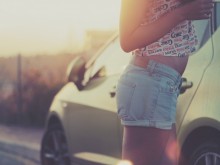 Ново опасно предизвикателство: Слизаш от колата в движение и започваш да танцуваш