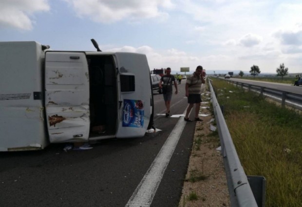 Фейсбук
Камион със сладолед и джип са се ударили на магистрала