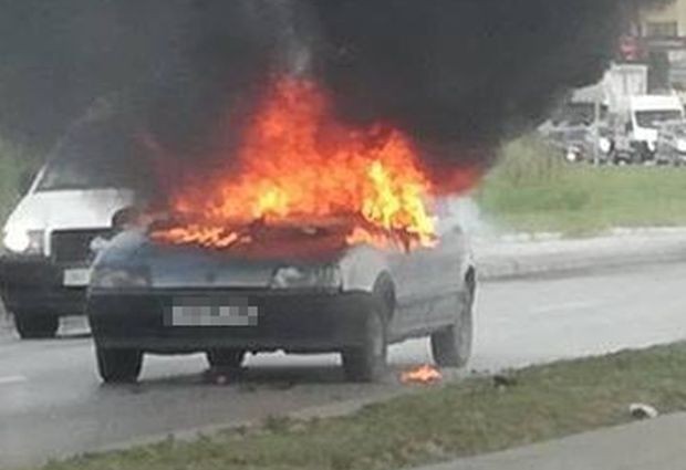 Лек автомобил Мерцедес се е запалил и изгорял напълно на