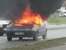"Мерцедес" с газова изгоря напълно на пътя, 25-годишната шофьорка в болница