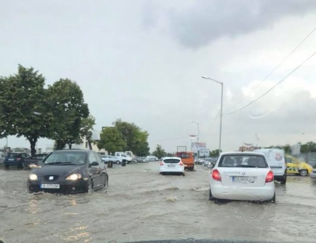 Фейсбук
Нова дъждовна вълна заля Варна и потопи булеварди и улици
